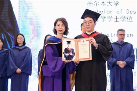陸賢校長(zhǎng)給學(xué)生頒發(fā)畢業(yè)證書